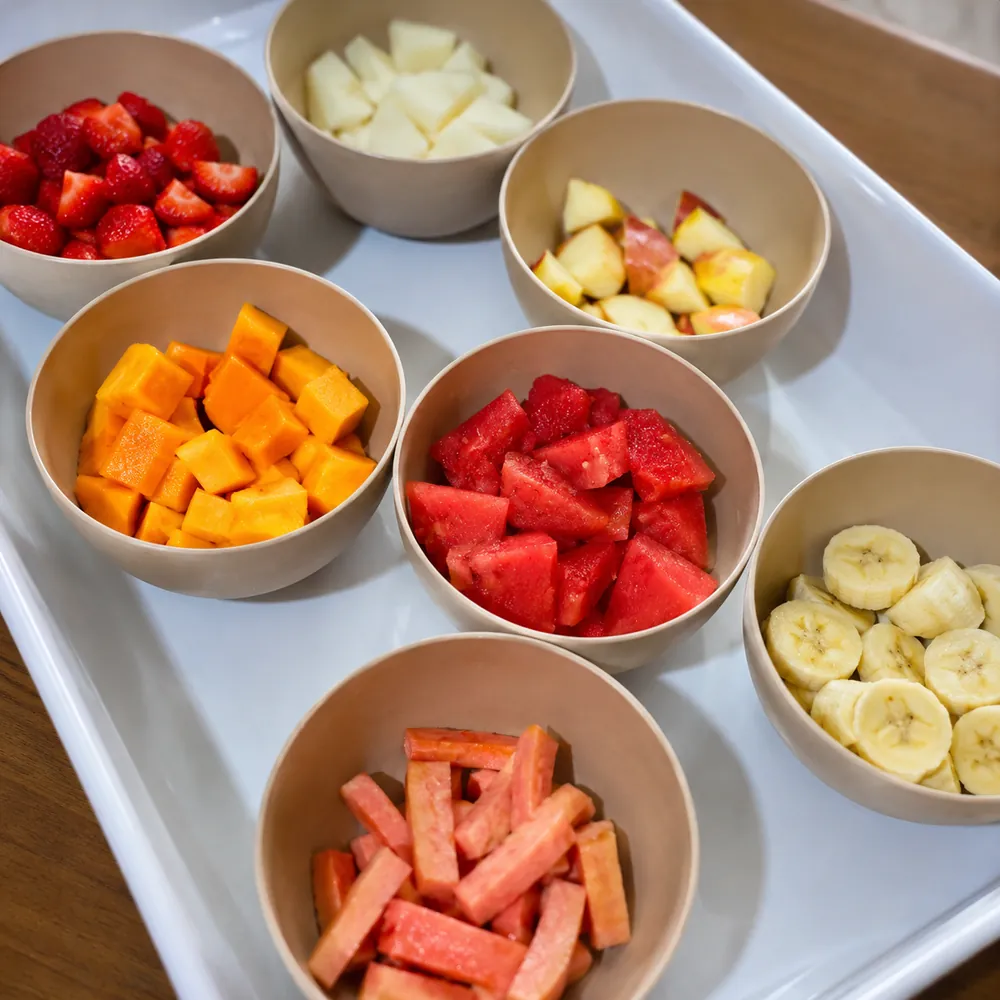 Porções de frutas frescas servidas na Escola Giz de Cera